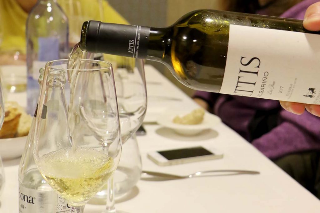 Attis Albarino Lias Finas 2017 sirviendo