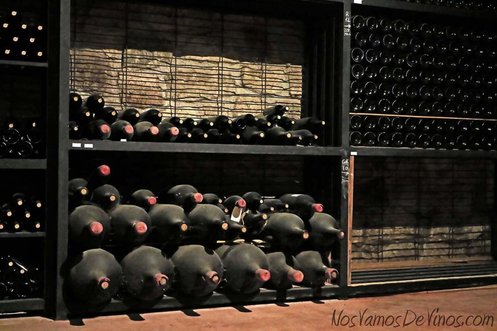 Cementerio de botellas en la bodega Miguel Merino, Briones, La Rioja