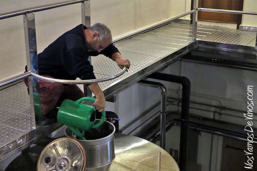 Bodegas Santalba. Limpieza de las cubas de acero inoxidable