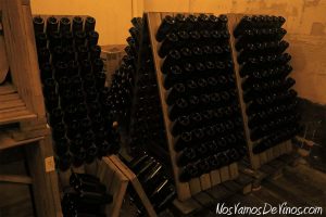 Bodegas Santalba. Pupitres con botellas de espumoso