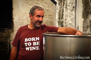 Santiago (Santi) Ysart vigila la fermentación y maceración de un vino naranja.