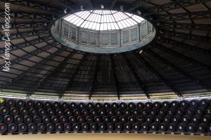 En el interior de la Bodega La Concha encontramos 206 botas de Amontillado La Concha. Las banderas de las tapas de cada bota representan los países en los que González Byass se encuentra presente.