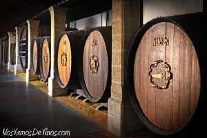 Construida en 1857, la Bodega Los Apóstoles guarda la pisa de la uva de la visita de Isabel II (1862) en una gran bota de 16.500 litros bautizada El Cristo y flanqueada por otras 12 botas de gran formato que reciben el nombre de cada uno de los apóstoles y contienen el preciado Palo Cortado Apóstoles.