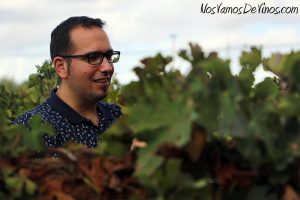 Alejandro Narvaez en el viñedo de Forlong.