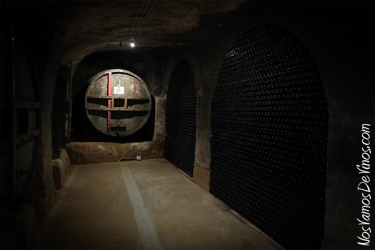 Las bodegas cueva de Quel constan de uno o dos pisos con túneles rectos y capillas laterales en las que se almacenaba el vino.