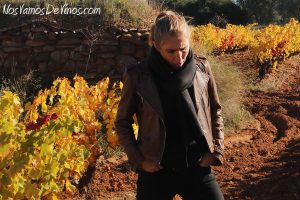 Raquel Pérez Cuevas en la viña de La Bartola, junto a un viejo chozo.