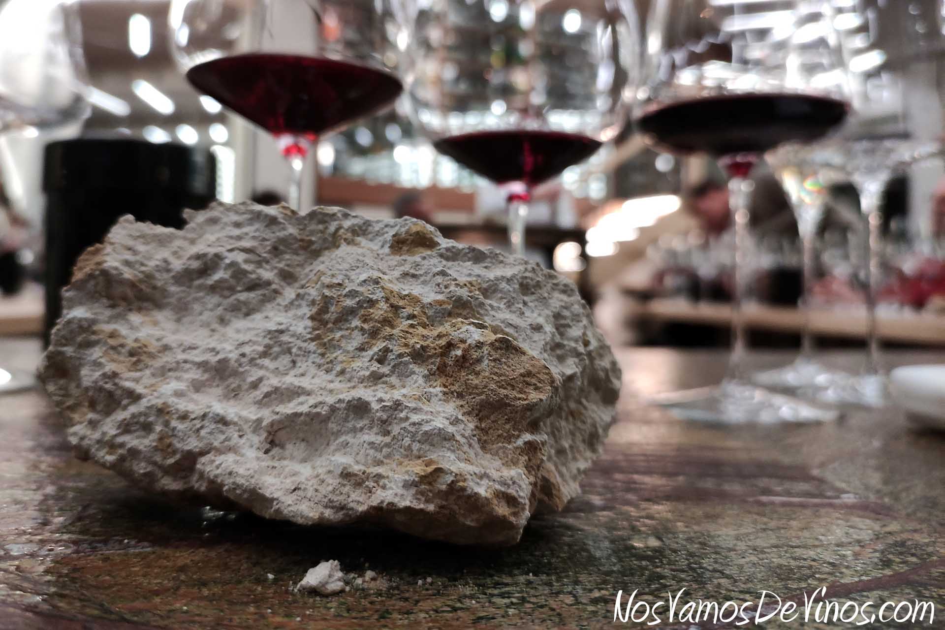 Presentación de Dominio del Challao en Madrid. Marga calcárea del suelo del viñedo de Rioja Alavesa.