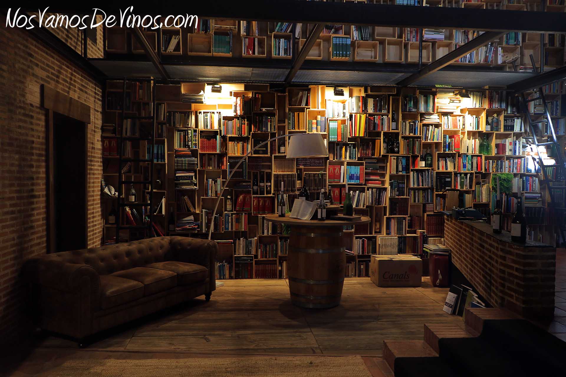 La bodega de Menade en La Seca (Vallaldolid) esconde tesoros como esta biblioteca en la que adoptan libros.
