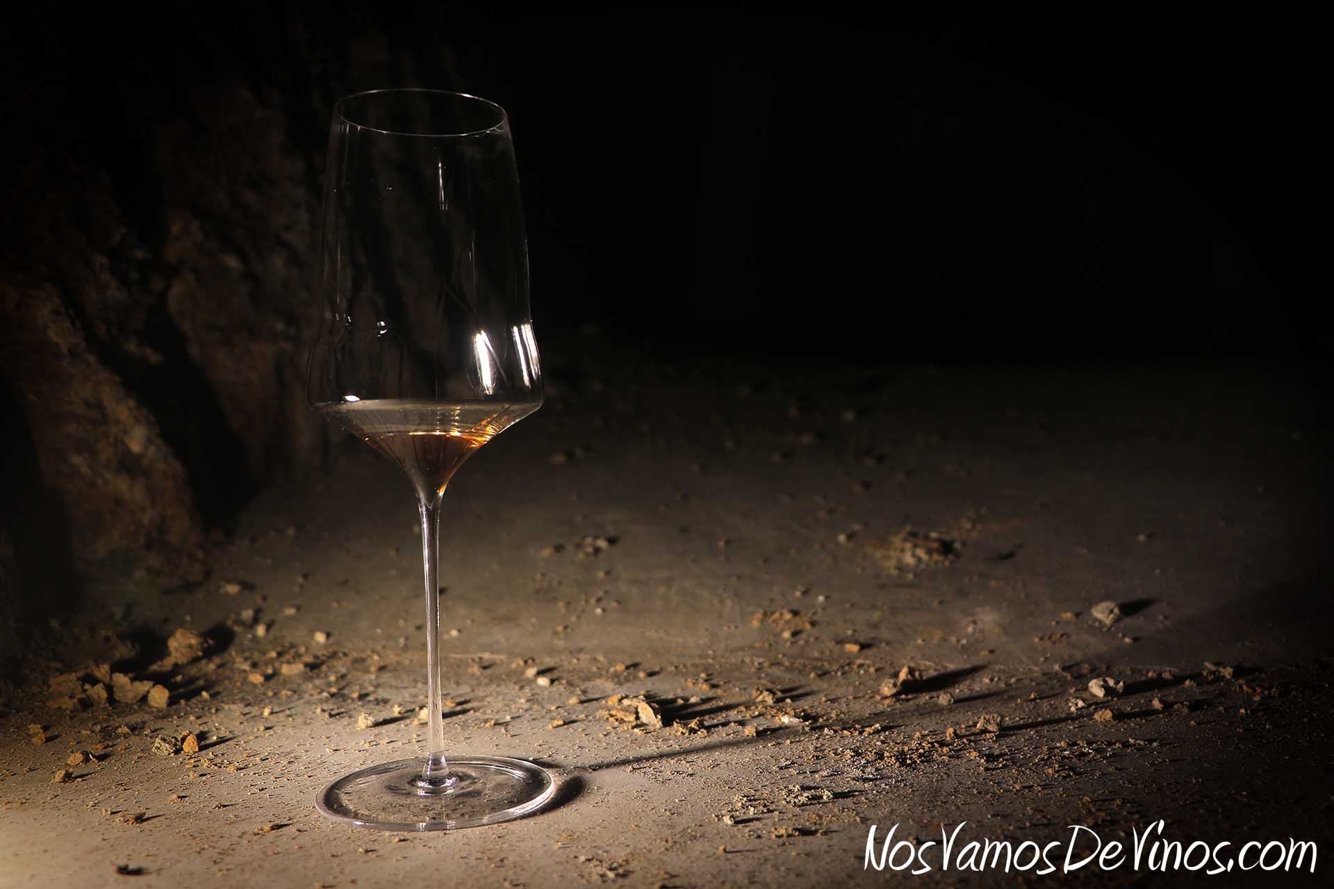 Mientras probamos auténticas joyas escondidas a 14 metros bajo el suelo de La Seca, Richard nos convence de que los vinos de Menade están hechos para durar.