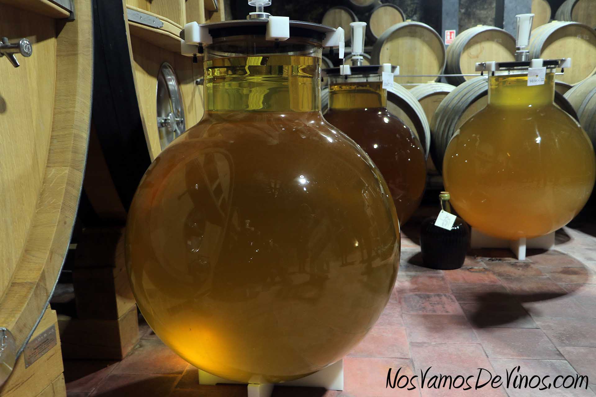 En Menade reservan parte del vino para hacer pruebas de crianza en diferentes recipientes que les ayuden a entender mejor la evolución de sus vinos.