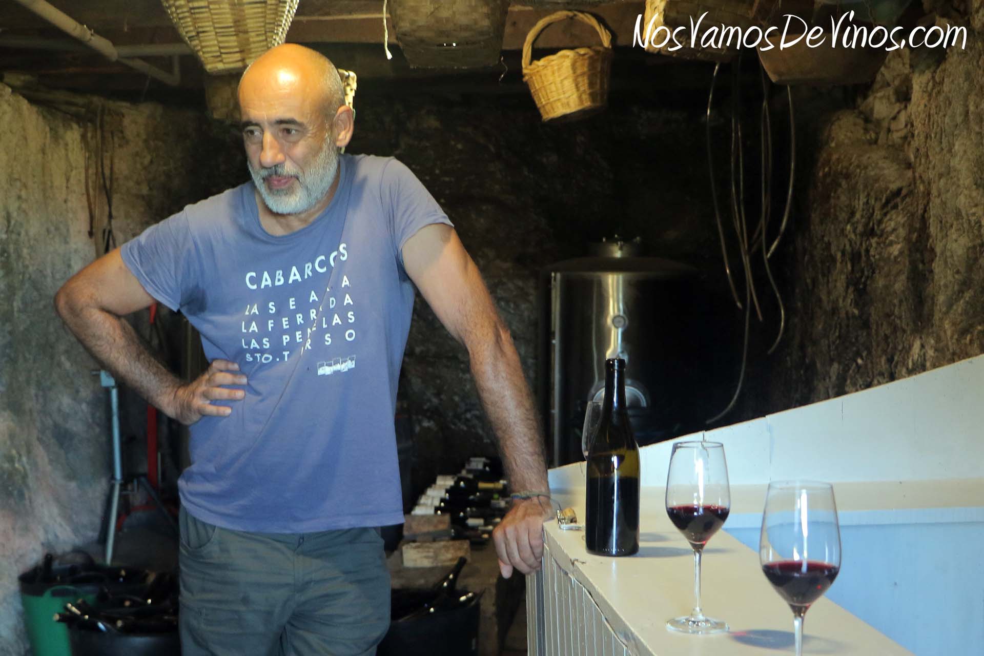 Manuel López Núñez, "Manolo", nos invita a probar varias añadas de Carduil, el vino cosechero que realizaba con las uvas de su viñedo viejo de montaña antes de aliarse con Nacho León para elaborar Cabarcos.