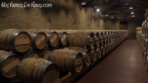 Ruta del Vino Rioja Alta. Asociación del Barrio de la Estación de Haro. Sala de barricas de la bodega Muga.
