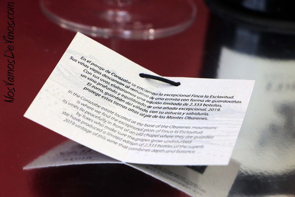 Coraz Finca La Esclavitud 2019. Díptico en el cuello de la botella