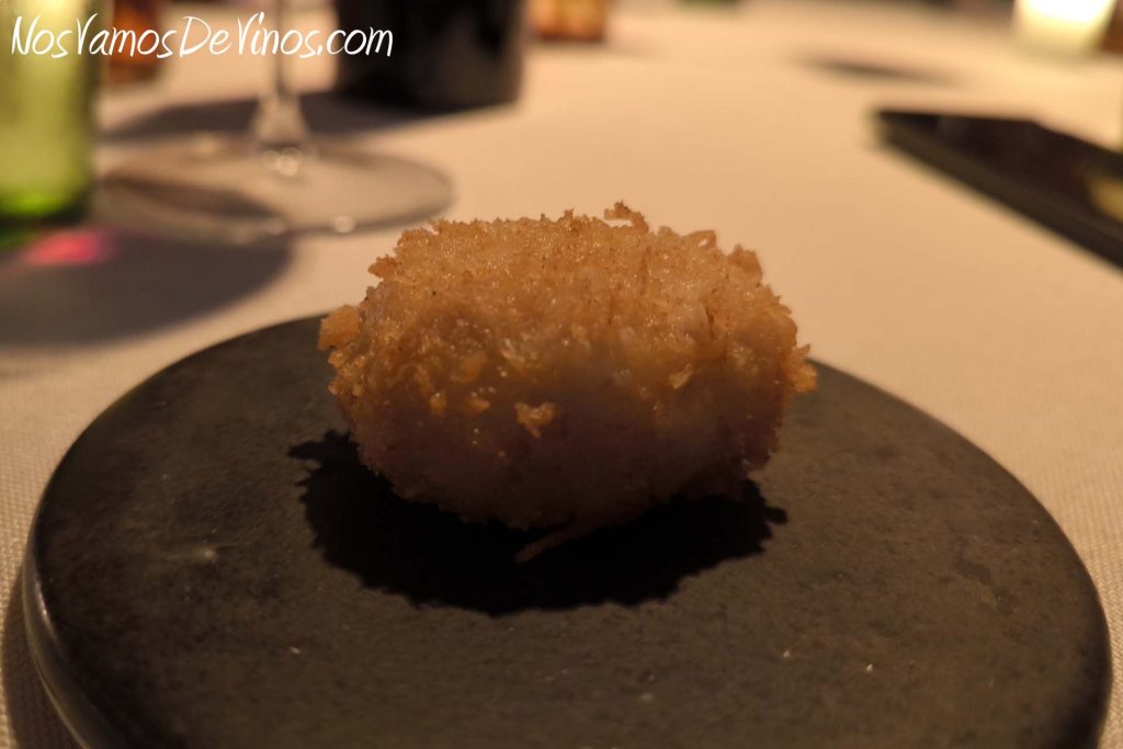 Presentación del vino Maktub by Paco Arango 2019 en restaurante Santerra Madrid. Croqueta artesana de jamón ibérico.
