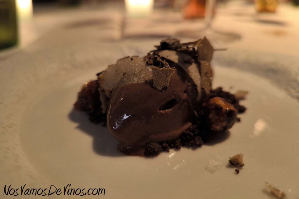 Presentación del vino Maktub by Paco Arango 2019 en restaurante Santerra Madrid. Helado de chocolate, avellana y especias.