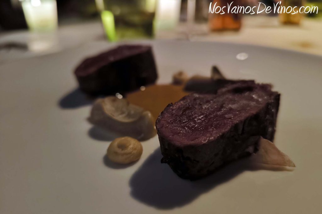 Presentación del vino Maktub by Paco Arango 2019 en restaurante Santerra Madrid. Lomo de corzo a la brasa con tupinambo, mantequilla quemada, café y trufa.