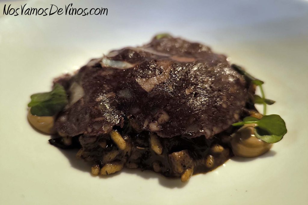 Presentación del vino Maktub by Paco Arango 2019 en restaurante Santerra Madrid. Risotto de trompetas negras, butifarra del perol y ajo negro.