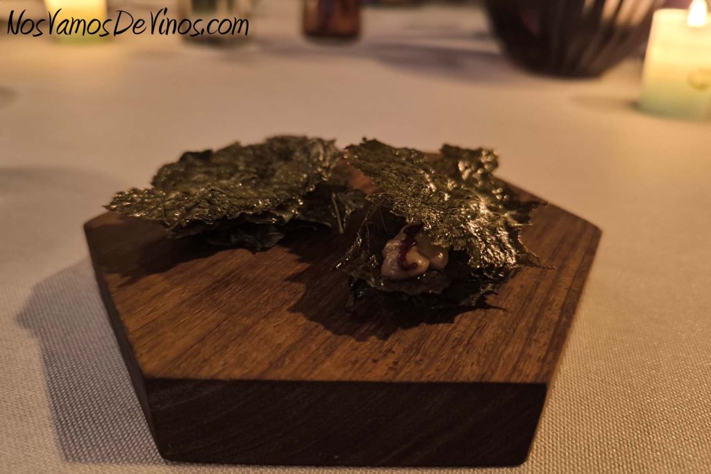 Presentación del vino Maktub by Paco Arango 2019 en restaurante Santerra Madrid. Sándwich de hojas de parra, paté de media veda y arrope de vino.