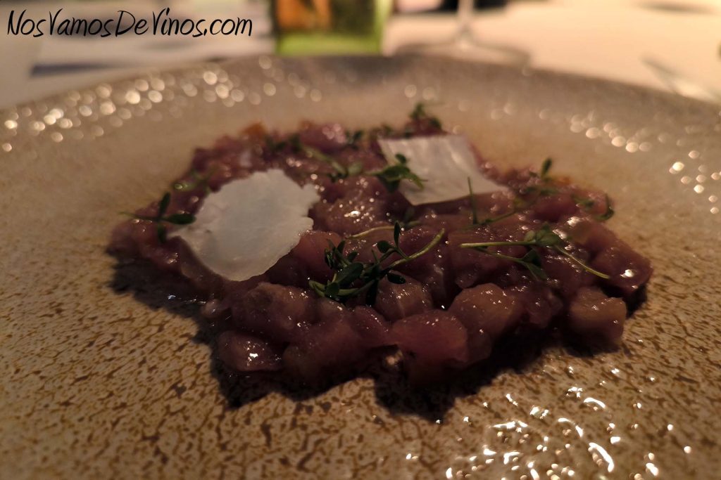 Presentación del vino Maktub by Paco Arango 2019 en restaurante Santerra Madrid. Tartar de descargamento de atún rojo en escabeche de amontledo Sopa de cebolla, yema de huevo, queso comtê y pan hojaldrado.