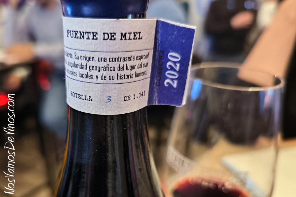 Singulares de Godelia. Botellas. Fuente de Miel 2020 etiqueta cuello.