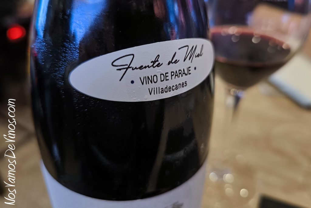 Singulares de Godelia. Botellas. Fuente de Miel 2020 etiqueta nombre.