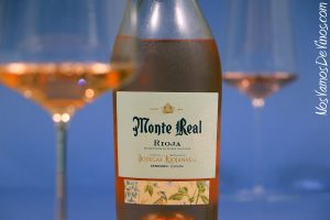 Monte Real Rosé 2024. Etiqueta con las copas desenfocadas.