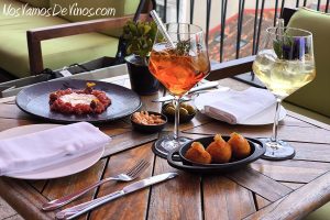 Terraza de Dani Brasserie. Carta de spritz de primavera