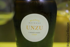 Unzu Blanco 2024: Julián Chivite López se reinventa con un vino blanco serio y apetecible. Detalle de la etiqueta