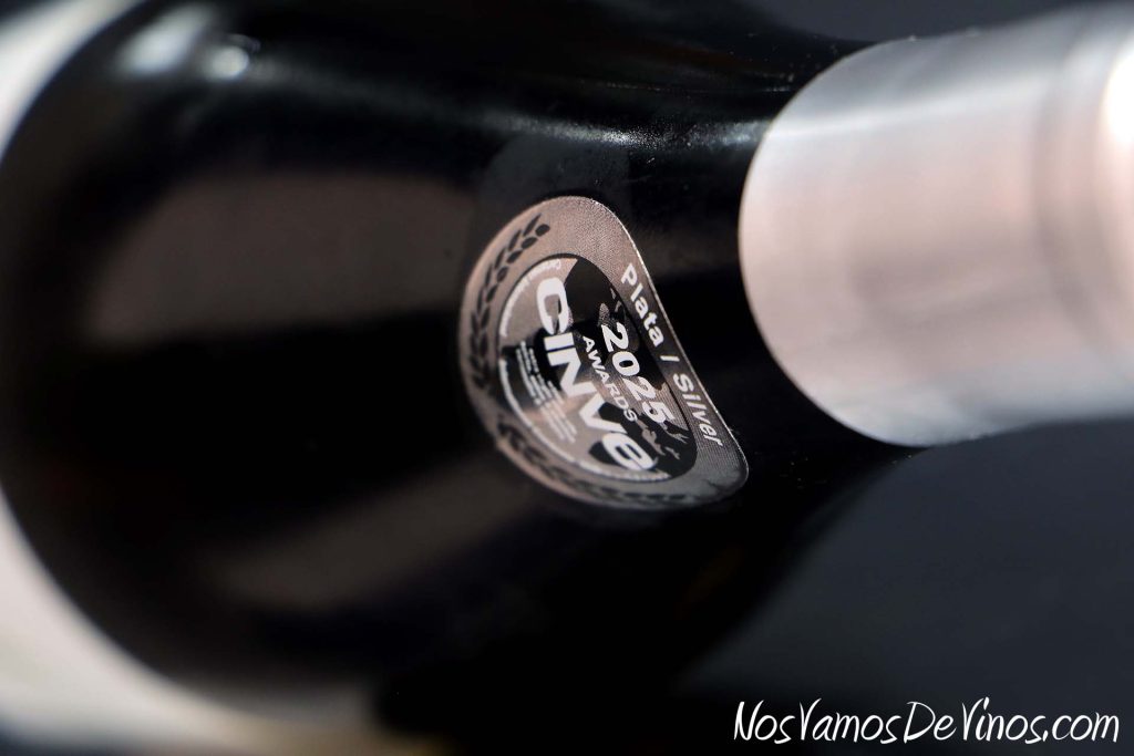 Seulalia Godello 2023: Un desconcertante monovarietal de la uva de moda de El Bierzo. Cuello y medalla
