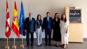 Alfonso Fernández Mañueco respalda los 30 años de Bodega Emina como motor económico de Castilla y León