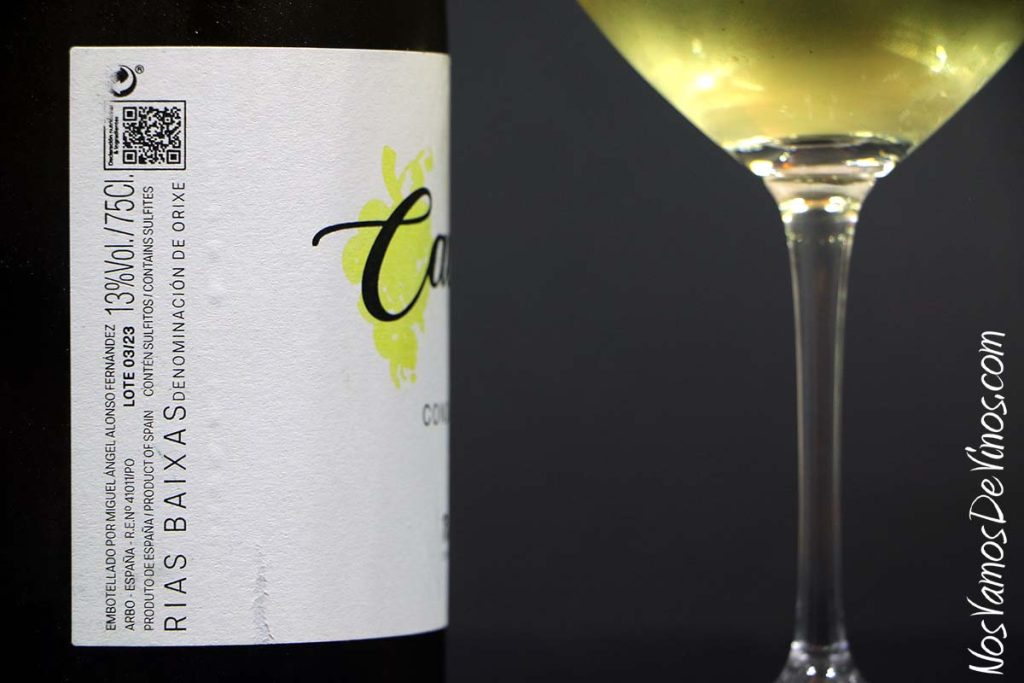Caveiral Condado do Tea 2023: Un vino que reivindica la diversidad de Rías Baixas. Detalle de la etiqueta