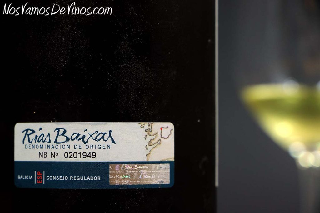 Caveiral Condado do Tea 2023: Un vino que reivindica la diversidad de Rías Baixas. Contraetiqueta