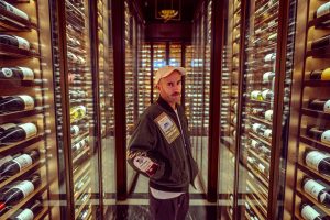 Antonyo Marest, referente del arte urbano español, apadrinará la cosecha 2025 de Vinos Alicante DOP