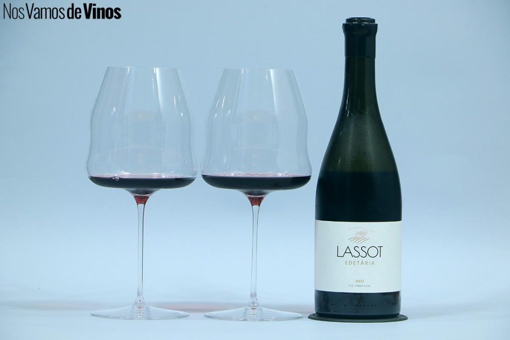 Lassot 2023. Botella y dos copas.