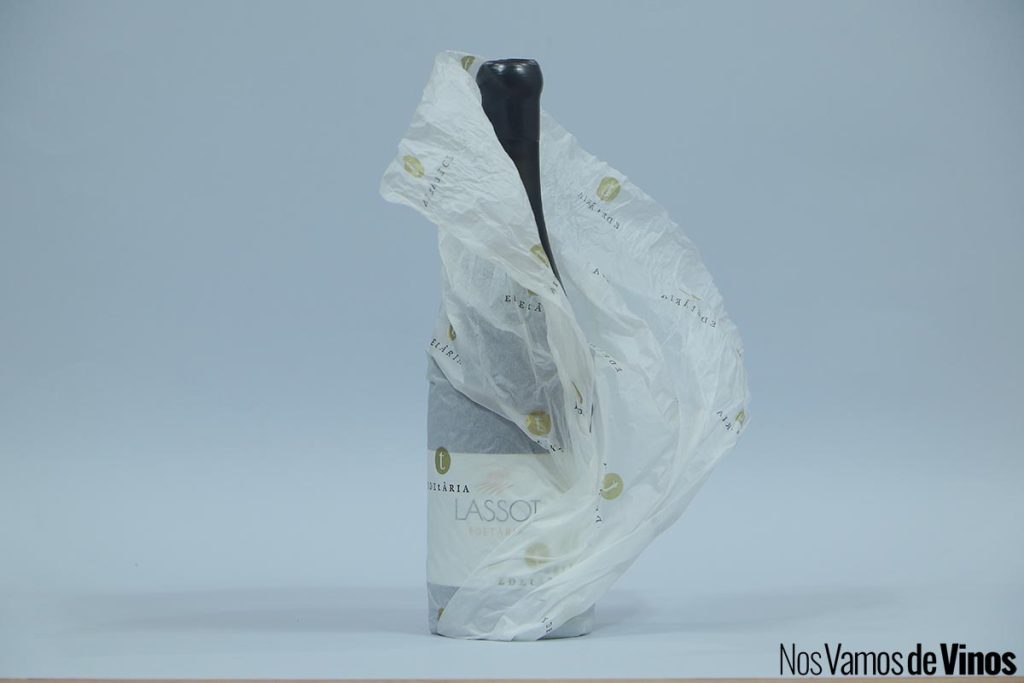 Lassot 2023. Botella con envoltorio.