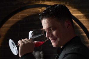 Luis Baselga, sumiller de Smoked Room, recibe el Sommelier Award 2026 de la Guía Michelin