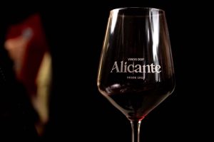 La DOP Alicante celebra el Día de la Monastrell con catas patrimoniales y un concurso literario
