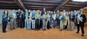 Arte con denominación de origen: estudiantes transforman emblemas vinícolas en creaciones únicas