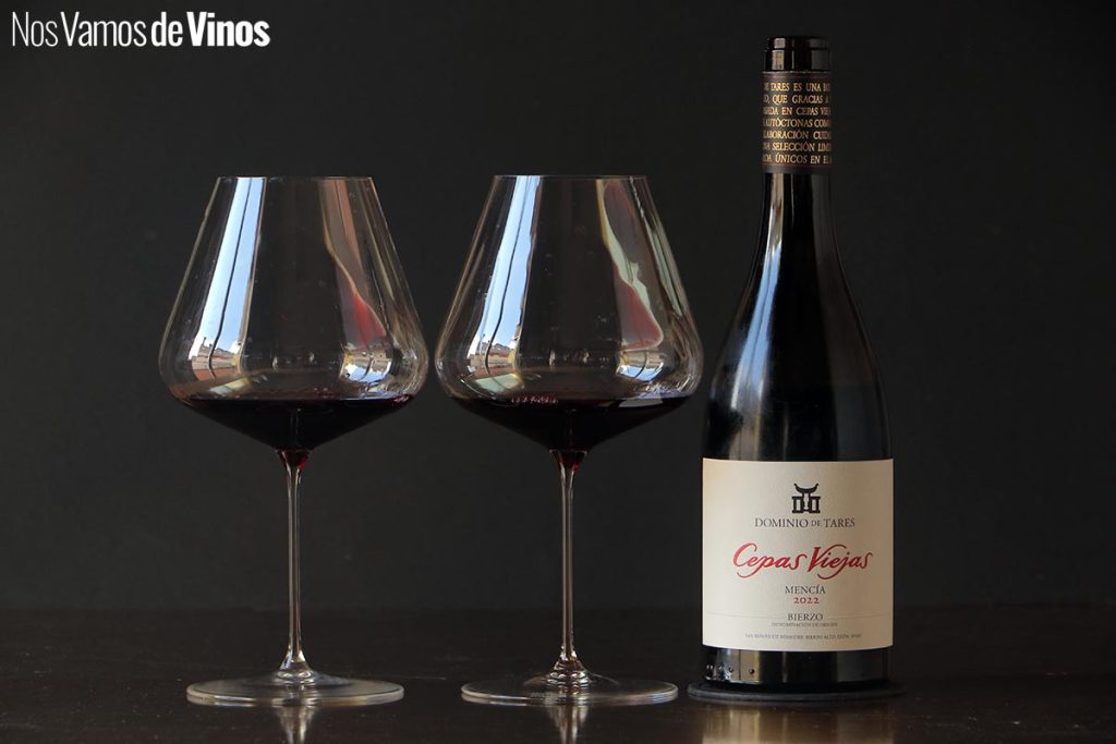 Cepas Viejas 2022. Botella y dos copas.