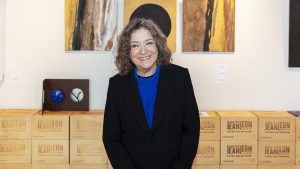 Assumpción Mateu en su exposición en la bodega Jean Leon.
