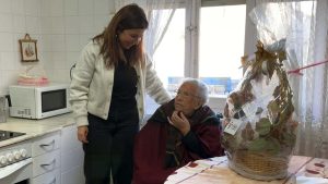 Teresa, de 112 años, toma una copa de vino en cada comida
