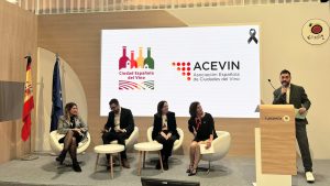 Presentación de Requena Ciudad Española del Vino en Fitur.
