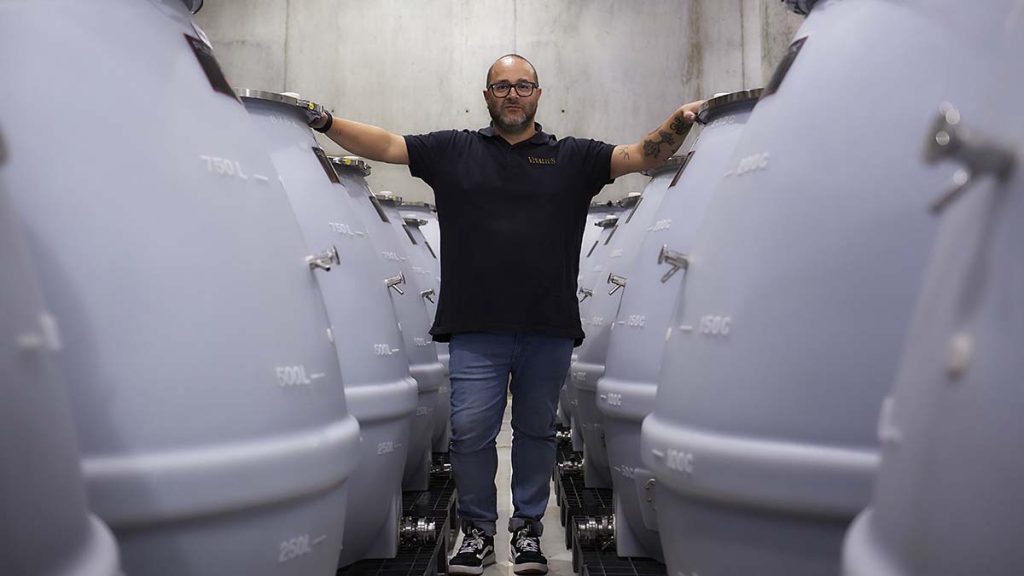 Yllera cosecha un doble premio: Tim Atkin distingue a su enólogo y su propuesta enoturística