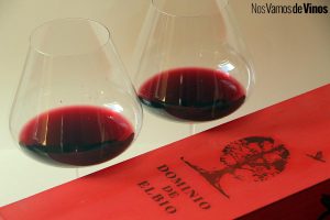 Dominio de Elbio 2023. Caja con dos copas.