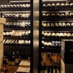 Del Barranco limeño al barrio de Las Cortes: La Cuadra de Salvador redefine el steakhouse en Madrid con una bodega de 300 referencias. Mollejas crocantes con miel de rocoto y jengibre. Cava de la planta inferior, donde se encuentran las mejores botellas de la colección.
