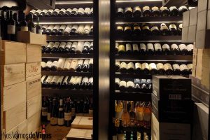 Del Barranco limeño al barrio de Las Cortes: La Cuadra de Salvador redefine el steakhouse en Madrid con una bodega de 300 referencias. Mollejas crocantes con miel de rocoto y jengibre. Cava de la planta inferior, donde se encuentran las mejores botellas de la colección.