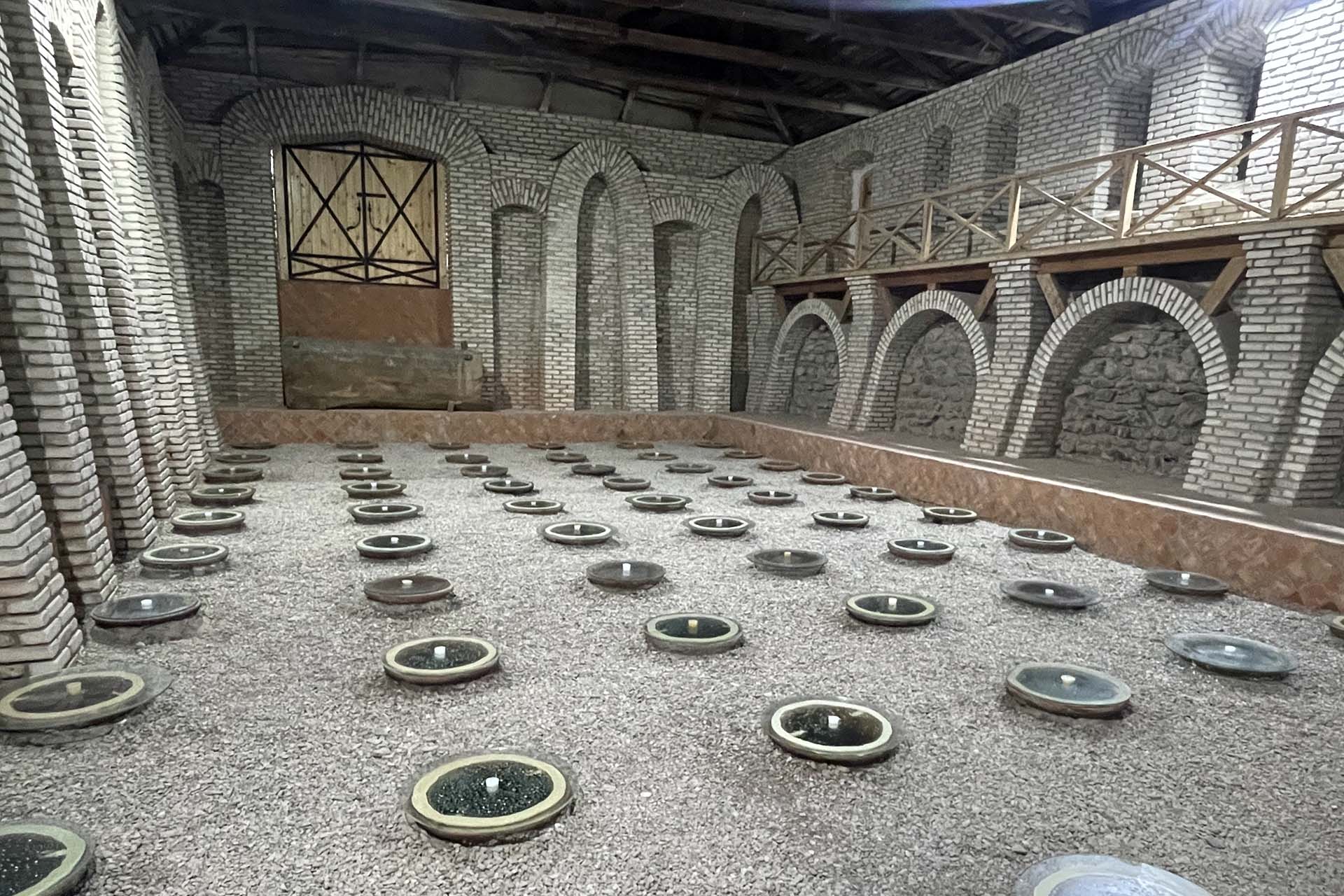 Los qvevri en una bodega de Kakheti. Foto cortesía de Whino.