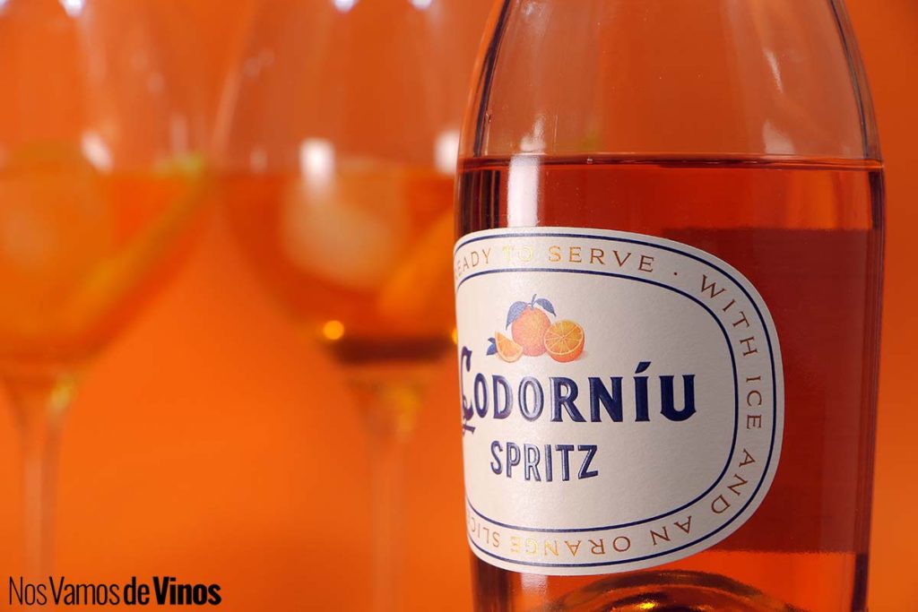 Codorníu Spritz: El aperitivo mediterráneo que nos muestra otra manera de beber vino. Detalle de la etiqueta