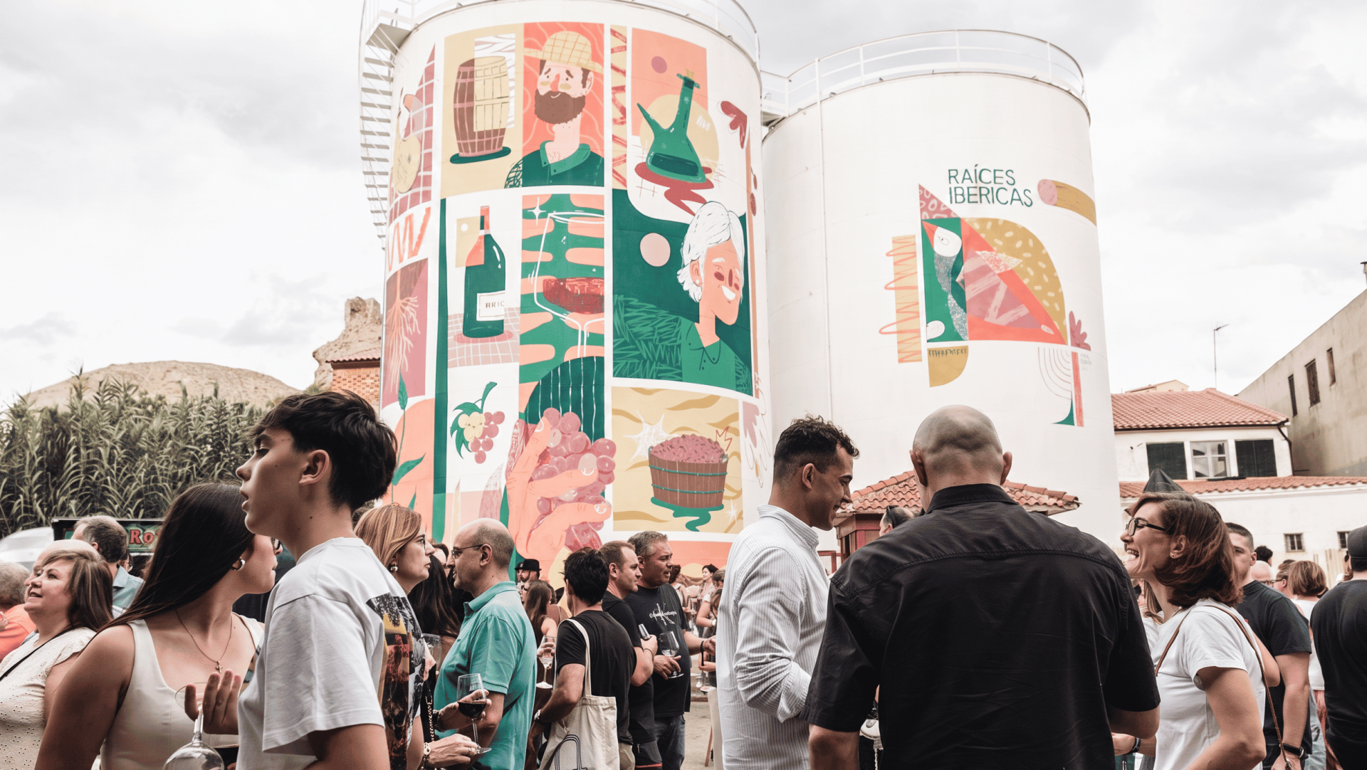 Raíces Ibéricas une arte urbano, Garnacha solidaria y música en directo en su tercera Fiesta de la Vendimia