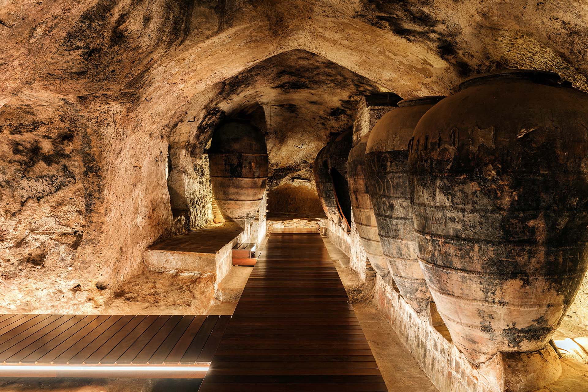 Enoturismo en Requena: Murviedro abre las cuevas que guardan bajo el casco antiguo la historia del vino
